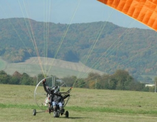  Pasando su licencia de piloto de Paramotor 